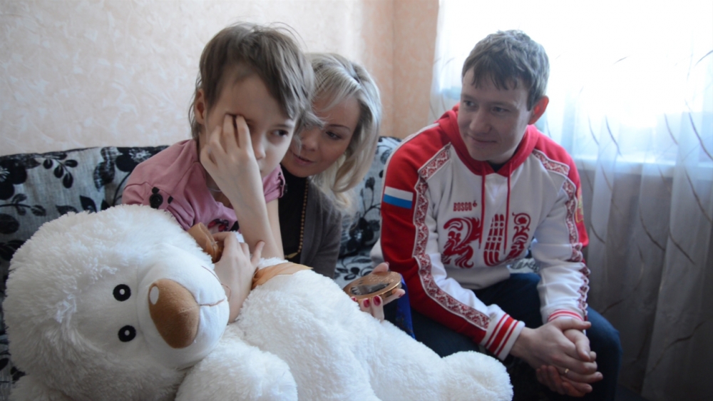 Олимпийский призер Александр Смышляев пришел в гости к пермячке, больной раком мозга