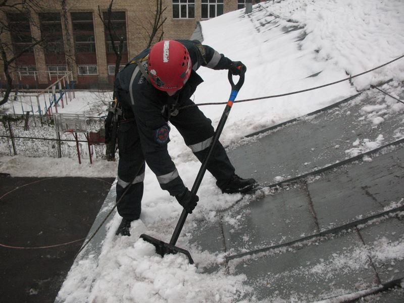 Администрация Перми проверит, как убирают заснеженные крыши