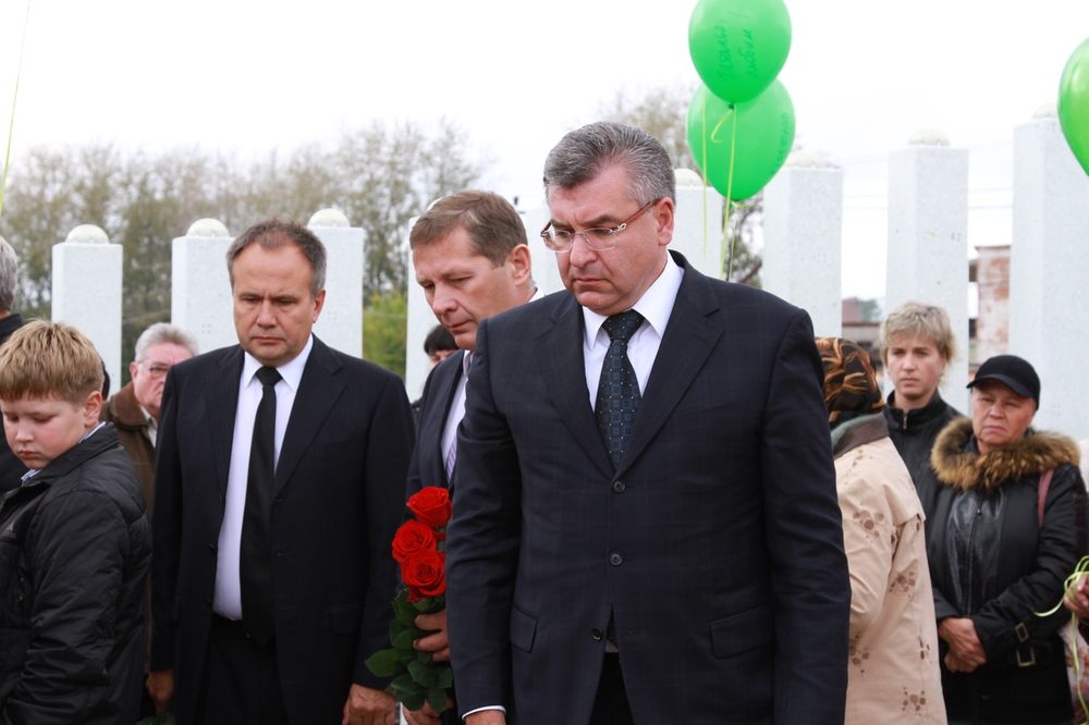 Олег Чиркунов и Игорь Сапко почтили память погибших в авиакатастрофе 14 сентября 2008 года. Фото