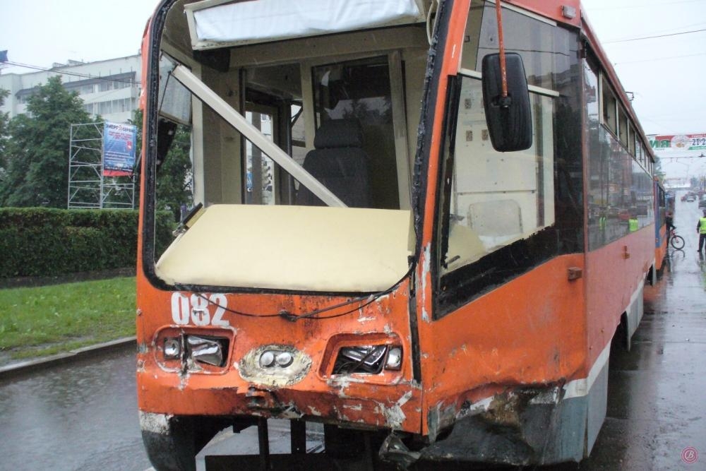 На время расследования причин аварии с участием трамвая в Пермь прибудут специалисты Усть-Катавского завода