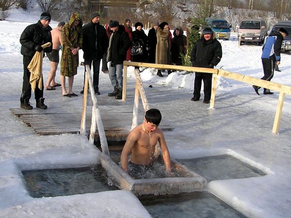 Из-за недостаточной толщины льда крещенские купания в районе городского пляжа могут отменить