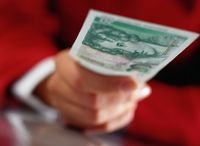 Спрос на валюту связан с укреплением рубля и приближающимися отпусками, - эксперты