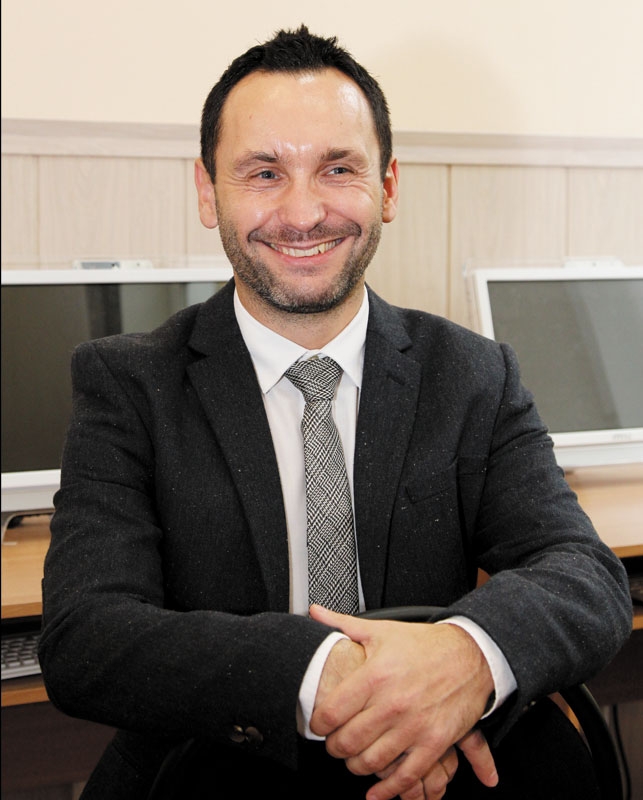 Здесь контакт ближе