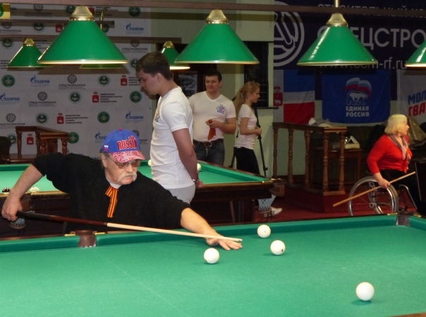 Пермские параолимпийцы сыграли в бильярд