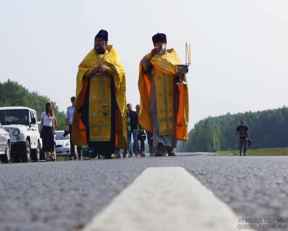 Госавтоинспекция организовала установку православного креста на одной из трасс Пермского края