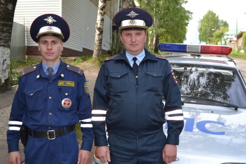 Двое полицейских вынесли ребенка из огня в Пермском крае