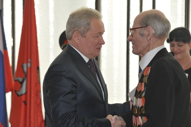 Виктор Басаргин вручил медали в честь юбилея Победы