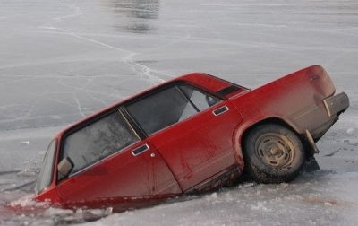 В Пермском крае на р. Кама под лед провалился автомобиль