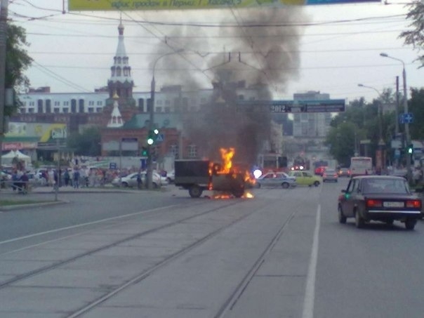 Возле универсама в Перми загорелся автомобиль