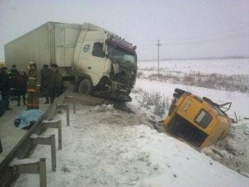 Под Пермью произошло столкновение пассажирской "Газели" и фуры, семь человек получили ранения, один человек погиб