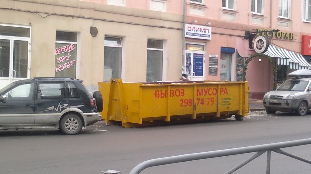 В Перми на ул. Сибирской «припарковался» мусорный бак — ФОТОФАКТ