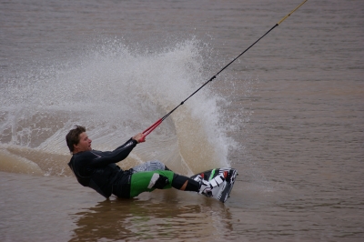 Экстрим на воде – на Мотовилихинском пруду прошли соревнования по кабельному вейкбордингу