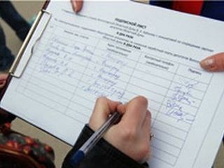 Илья Неустроев прошел процедуру проверки подписей