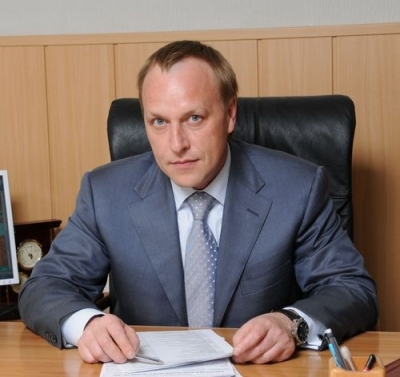 Анатолий Маховиков "для сохранения стабильности" продлил договоры с главами районов