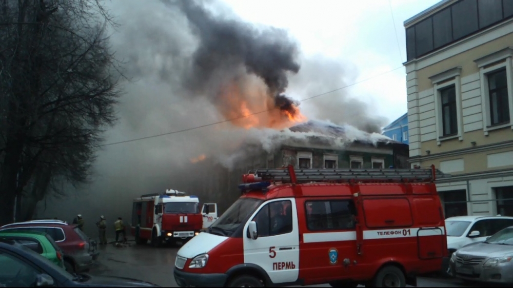 На улице Пермская горит двухэтажный жилой дом