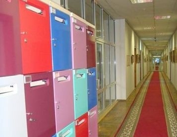 Чиновникам Пермского края, лишившимся дверей в кабинеты, установили цветные шкафчики для личных вещей