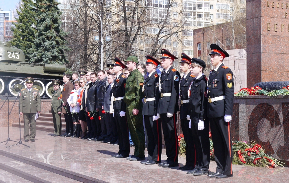 В канун Дня Победы в Перми возложили венки и цветы к памятнику «Единство фронта и тыла»