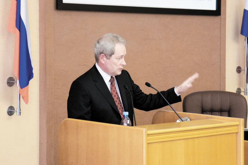 Рубит жестко