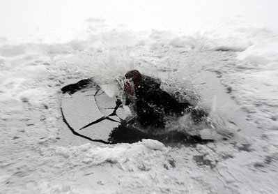 Два рыбака провалились под лед в Прикамье